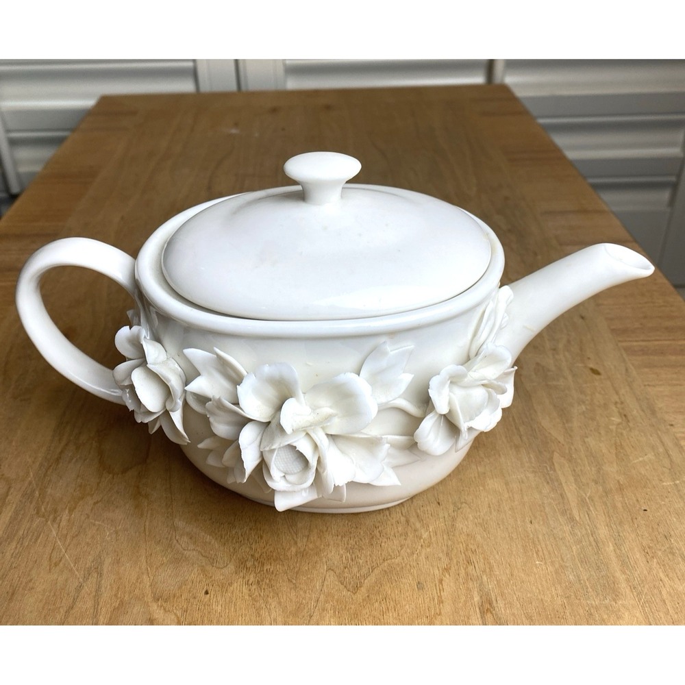 I Godinger Co Porcelain ivory Capodimonte 3D teapot W Lid 5.5 X 9.5" 1980's/90's